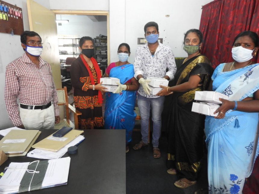 readfoundation-2-3 Read foundation block incharge Rosy Vincent and Chendhuran distributed the PPE kIT at viralimalai GH corona ward and corona productive things at pudukkottai child protection unit on 04.06.21